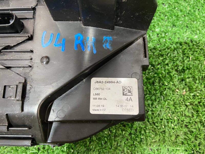 LR070430 Used RANGE ROVER VELAR Rear Right door lock cost 35 € in stock 13 pcs.