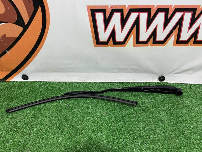 LR070885 Rear wiper Range Rover Sport L494 Used cost 15 € in stock 4 pcs.