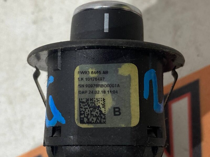 LR071107 Steering column Adjustment switch Range Rover Velar L560 (2018-) Used - Image 20