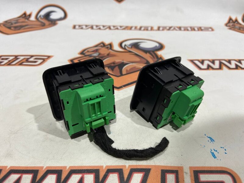 LR071269 Folding buttons 3 rows of seats Range Rover Sport L494 (2014-2022) used cost 30 € in stock 1 pcs.
