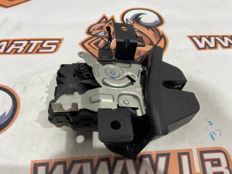 LR072586 Left tailgate lock Range Rover L405 (2013-2021) Used cost 50 € in stock 12 pcs.