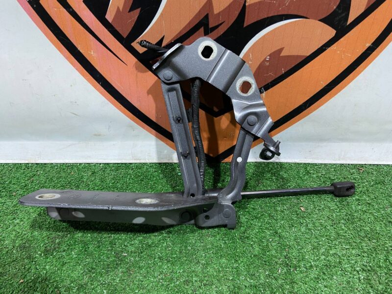 LR075405 Hood hinge right Land Rover Discovery Sport L550 (2015-) Used cost 45 € in stock 6 pcs.