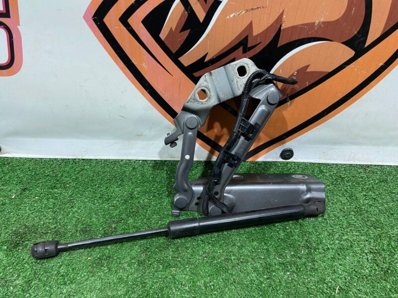 LR075405 Hood hinge right Land Rover Discovery Sport L550 (2015-) Used cost 45 € in stock 6 pcs.
