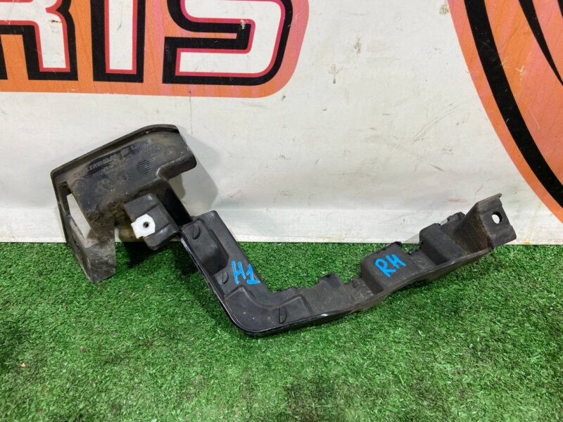 LR076521 Rear bumper Mounting bracket right RANGE ROVER L405 13- Used cost 10 € in stock 6 pcs.