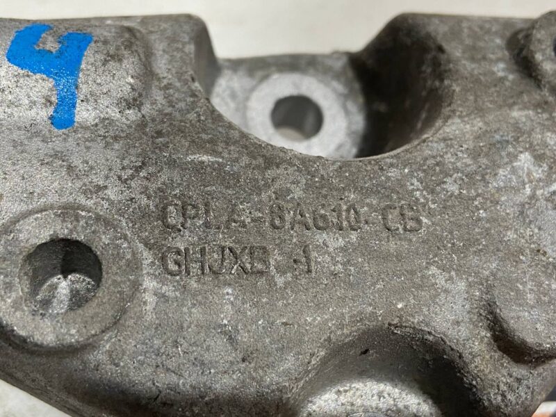 LR077854 Roller bracket 3.0TD Land Rover Discovery 5 Used cost 32,83 € in stock 4 pcs.