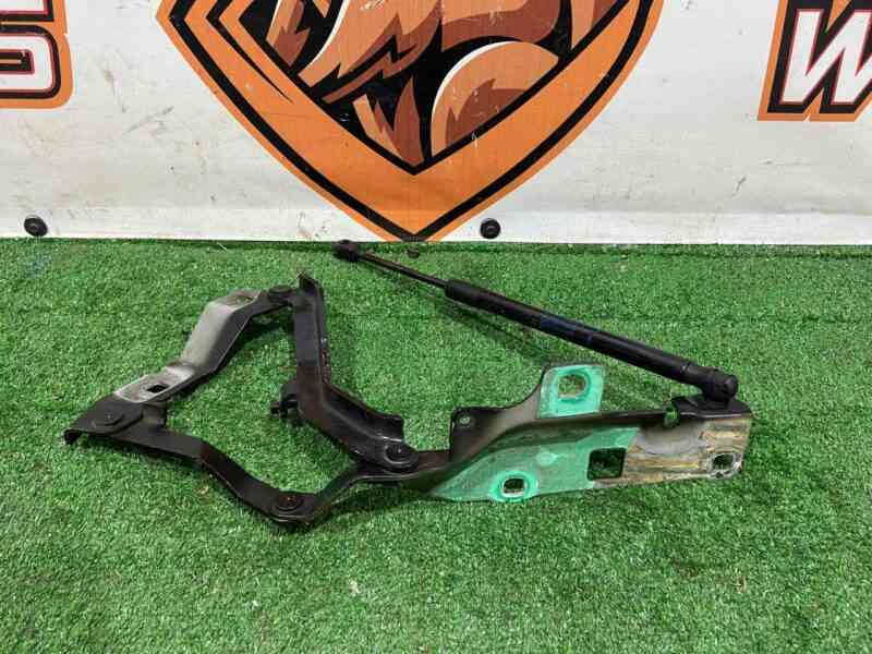 LR080203 Hood hinge right Land Rover Discovery 5 L462 (2017-) used cost 47 € in stock 2 pcs.