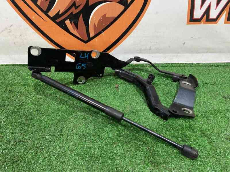 LR080204 Hood hinge left Land Rover Discovery 5 L462 (2017-) used cost 47 € in stock 1 pcs.