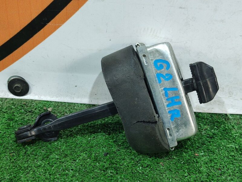 LR080291 Rear door stop Land Rover Discovery 5 L462 (2017-) used - Image 12