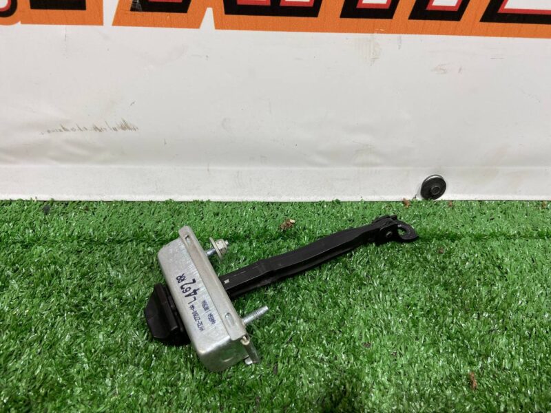 LR080291 Rear door stop Land Rover Discovery 5 L462 (2017-) used cost 23 € in stock 8 pcs.