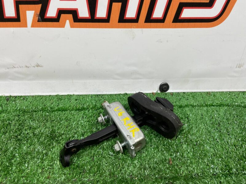 LR080291 Rear door stop Land Rover Discovery 5 L462 (2017-) used cost 23 € in stock 8 pcs.