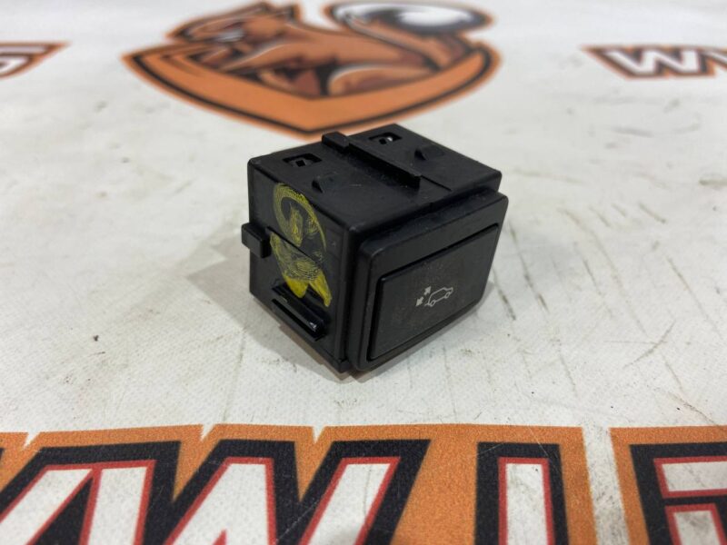 LR081323 Cargo door opening button LAND ROVER DISCOVERY 5 (L462) Used cost 16 € in stock 1 pcs.
