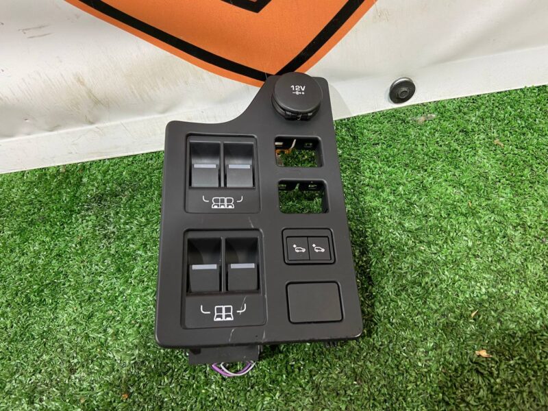 LR081324KIT 3rd Row Bottom Folding switch LAND ROVER DISCOVERY 5 (L462) Used cost 31 € in stock 2 pcs.