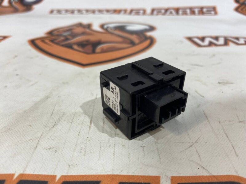 LR081335 3rd row seat switch LAND ROVER DISCOVERY 5 (L462) Used cost 140 € in stock 1 pcs.