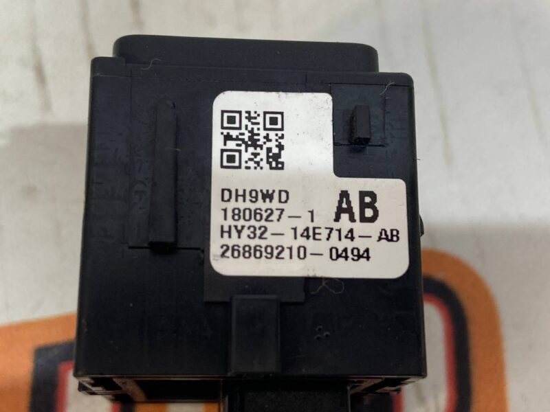 LR081335 3rd row seat switch LAND ROVER DISCOVERY 5 (L462) Used cost 140 € in stock 1 pcs.
