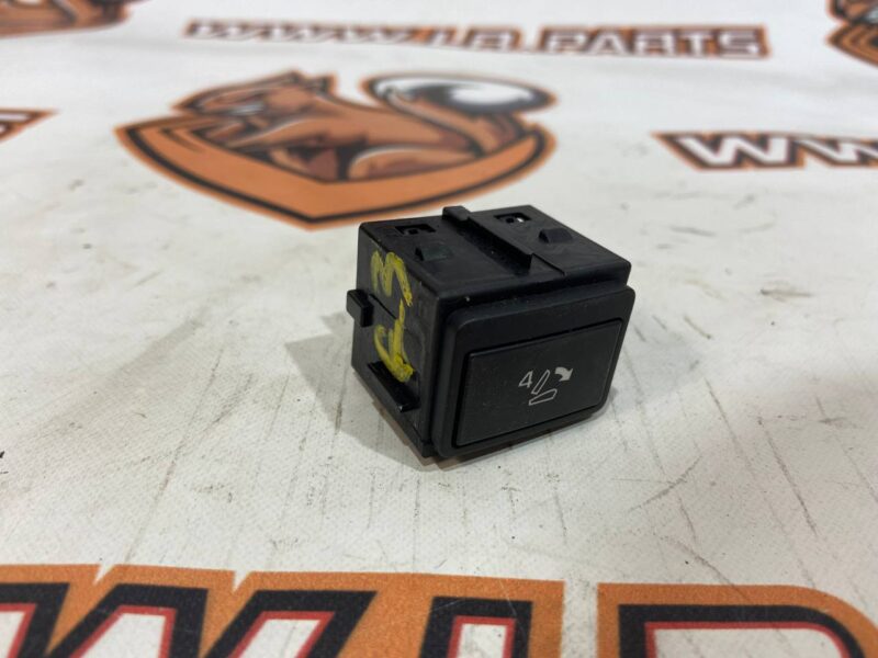 LR081335 3rd row seat switch LAND ROVER DISCOVERY 5 (L462) Used cost 140 € in stock 1 pcs.