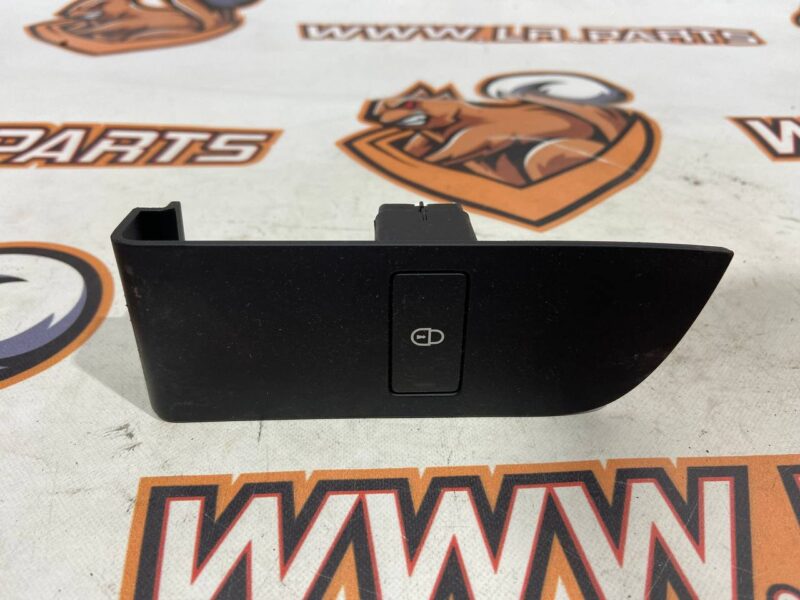 LR081342 Lock button for RANGE ROVER VELAR (L560) Used cost 20 € in stock 3 pcs.