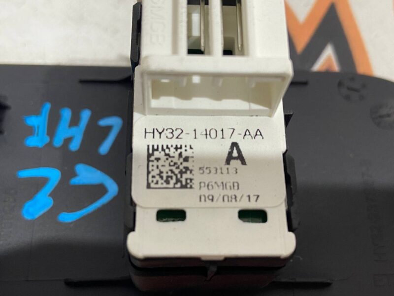LR081342 Lock button for RANGE ROVER VELAR (L560) Used cost 20 € in stock 3 pcs.