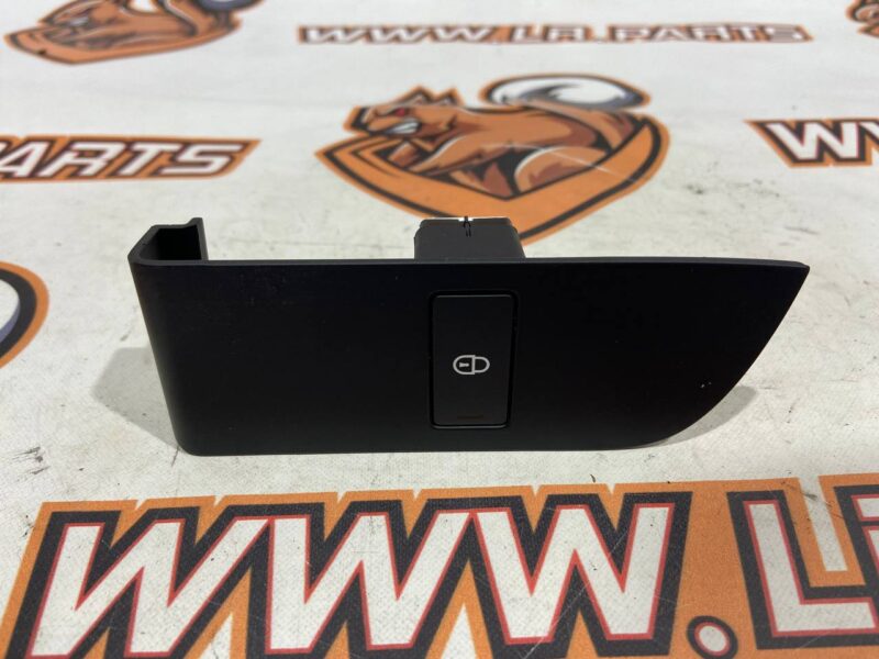 LR081342 Lock button for RANGE ROVER VELAR (L560) Used cost 20 € in stock 3 pcs.