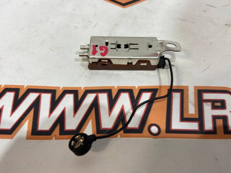 LR081481 Antenna Amplifier Land Rover Discovery Sport L550 (2015-) Used cost 40 € in stock 1 pcs.