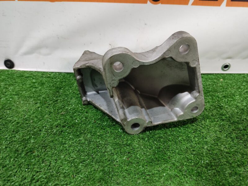 LR081529 Engine bracket left LAND ROVER DISCOVERY 5 (L462) Used cost 139 € in stock 1 pcs.