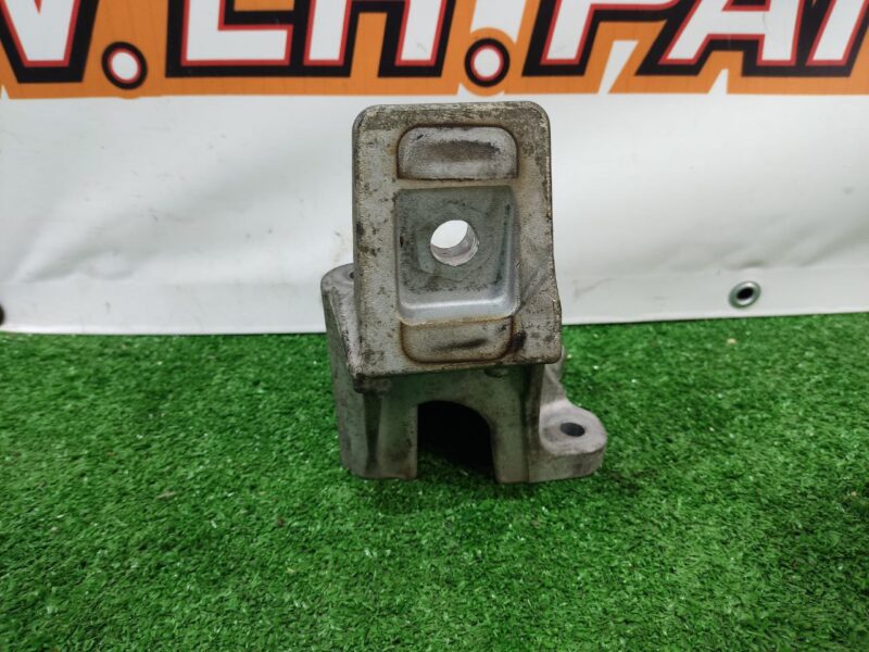 LR081529 Engine bracket left LAND ROVER DISCOVERY 5 (L462) Used cost 139 € in stock 1 pcs.