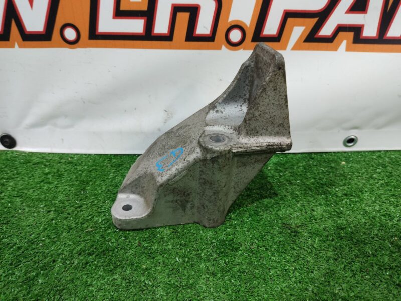 LR081529 Engine bracket left LAND ROVER DISCOVERY 5 (L462) Used cost 139 € in stock 1 pcs.