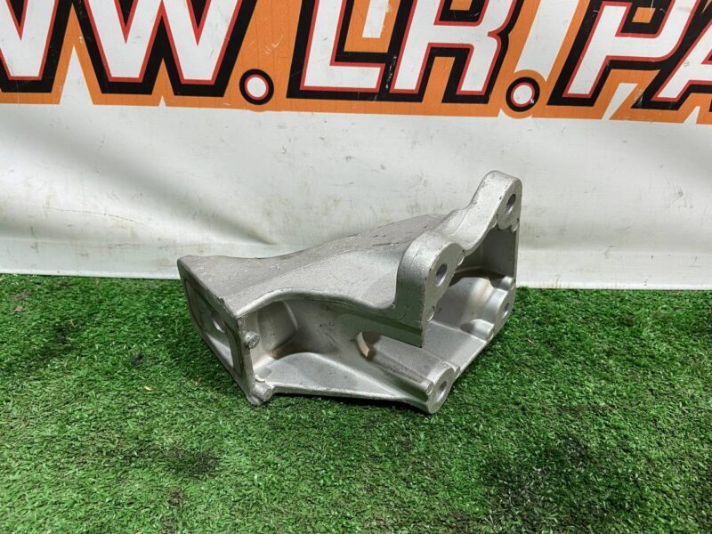 LR081529 Engine bracket left LAND ROVER DISCOVERY 5 (L462) Used cost 139 € in stock 1 pcs.