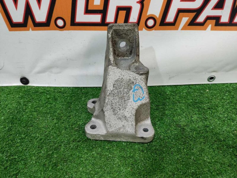 LR081529 Engine bracket left LAND ROVER DISCOVERY 5 (L462) Used cost 139 € in stock 1 pcs.
