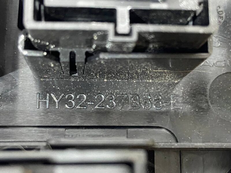 LR081966 Button block in the trim panel of the cargo compartment of LAND ROVER DISCOVERY 5 (L462) Used cost 37 € in stock 1 pcs.