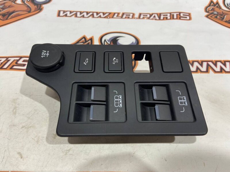 LR081966 Button block in the trim panel of the cargo compartment of LAND ROVER DISCOVERY 5 (L462) Used cost 37 € in stock 1 pcs.