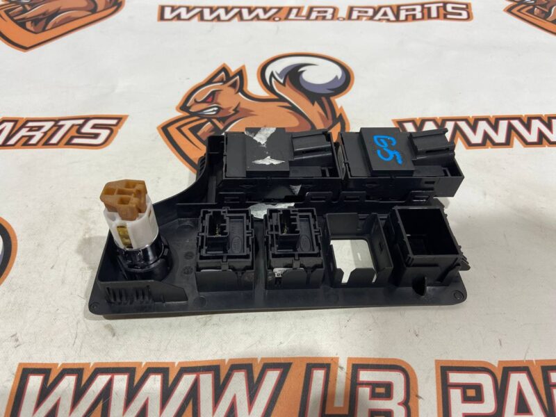 LR081966 Button block in the trim panel of the cargo compartment of LAND ROVER DISCOVERY 5 (L462) Used cost 37 € in stock 1 pcs.