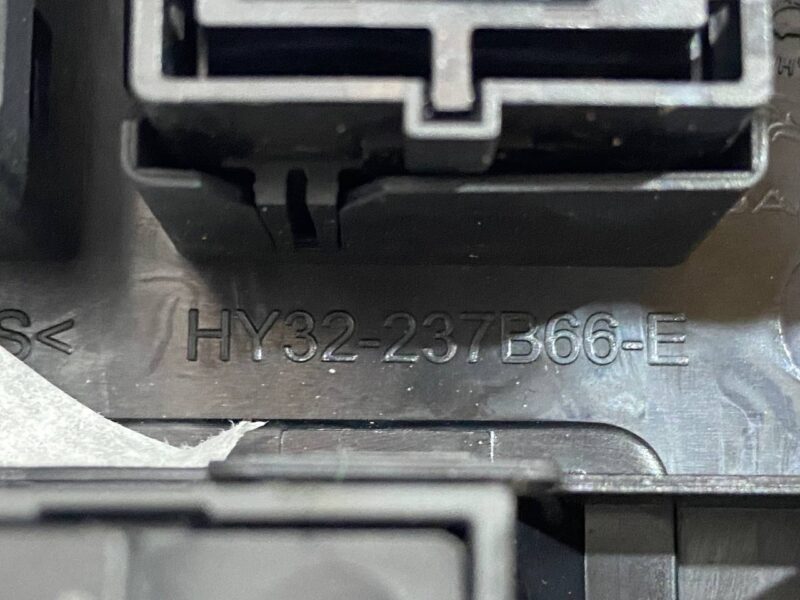 LR081966 Button block in the trim panel of the cargo compartment of LAND ROVER DISCOVERY 5 (L462) Used cost 37 € in stock 1 pcs.