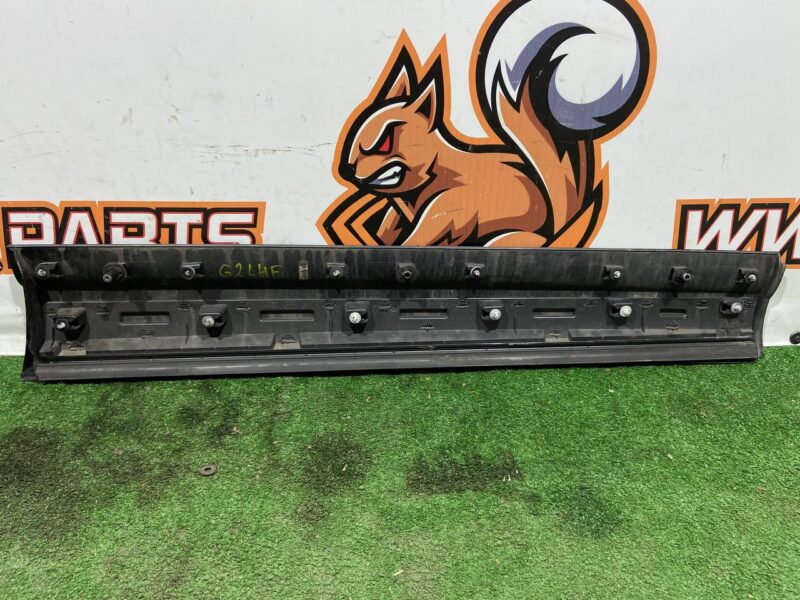 LR082691 Front left door molding Land Rover Discovery 5 L462 (2017-) used cost 74 € in stock 1 pcs.