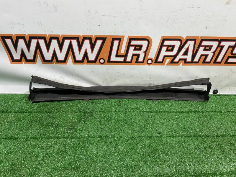 LR082887 Ventilation deflector LAND ROVER DISCOVERY 5 (L462) Used cost 40 € in stock 3 pcs.