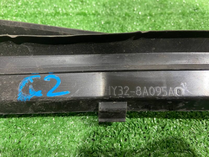 LR082887 Ventilation deflector LAND ROVER DISCOVERY 5 (L462) Used cost 40 € in stock 3 pcs.