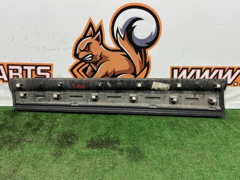 LR082942 External door molding front right Land Rover Discovery 5 L462 (2017-) used cost 60 € in stock 2 pcs.