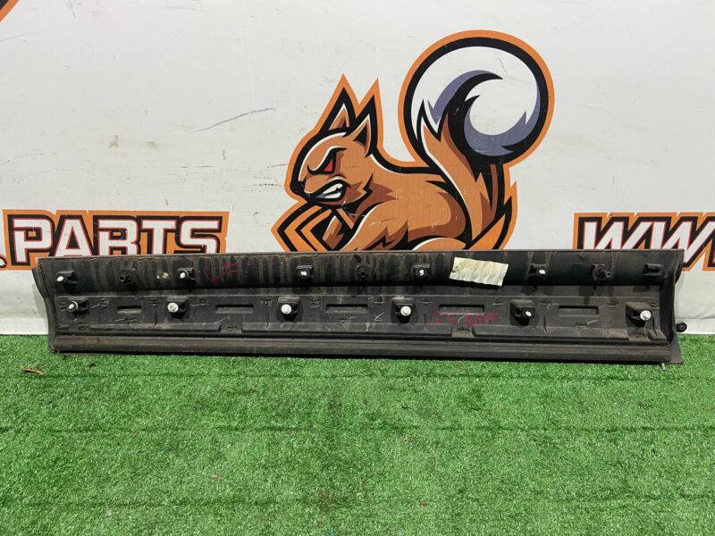 LR082942 External door molding front right Land Rover Discovery 5 L462 (2017-) used cost 60 € in stock 2 pcs.