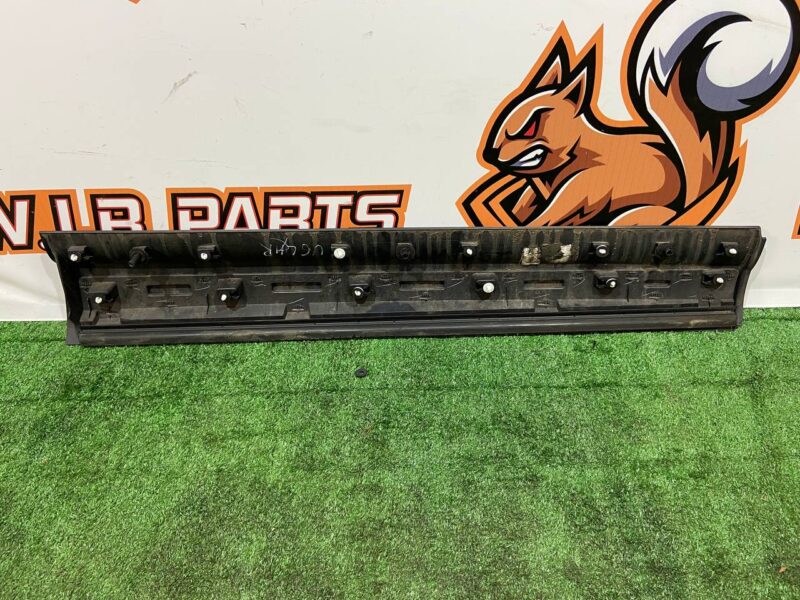 LR082943 Front left door molding Land Rover Discovery 5 L462 (2017-) used cost 49 € in stock 2 pcs.