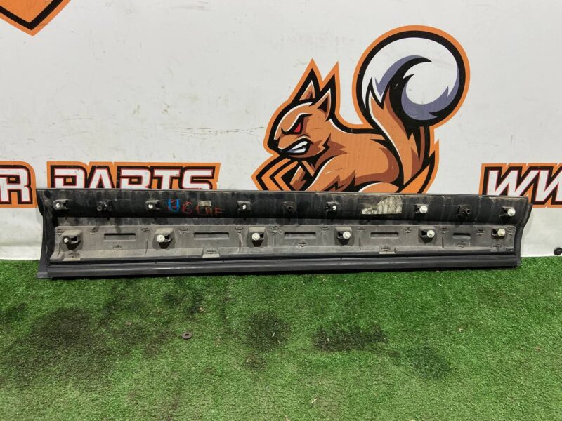 LR082943 Front left door molding Land Rover Discovery 5 L462 (2017-) used cost 49 € in stock 2 pcs.