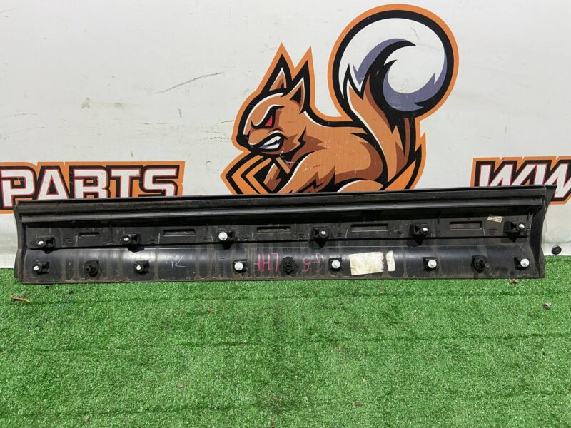 LR082943 Front left door molding Land Rover Discovery 5 L462 (2017-) used cost 49 € in stock 2 pcs.