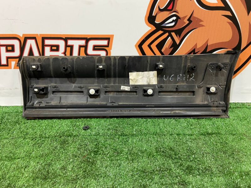 LR082944 Exterior door molding rear right Land Rover Discovery 5 L462 (2017-) used cost 40 € in stock 1 pcs.