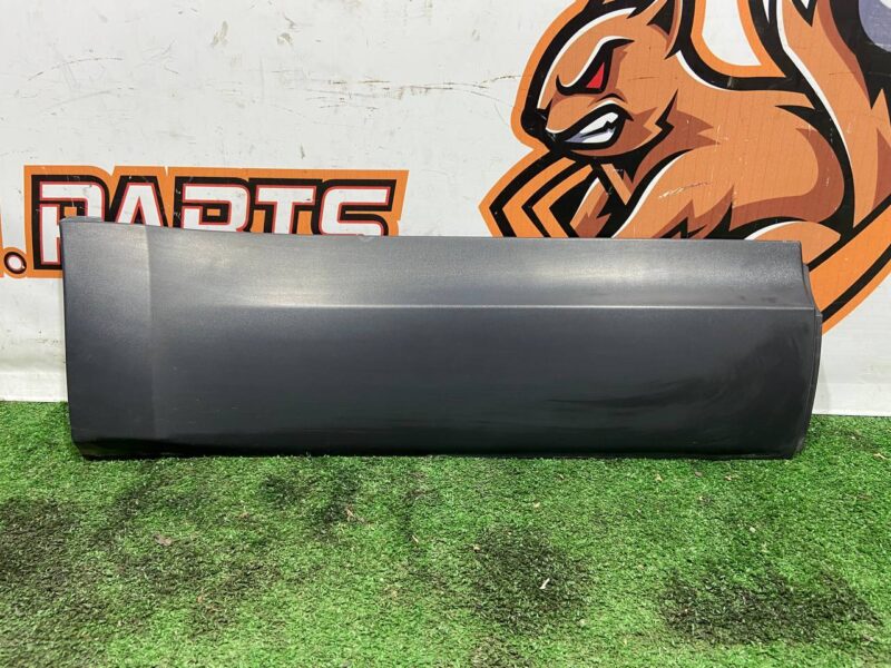 LR082944 Exterior door molding rear right Land Rover Discovery 5 L462 (2017-) used cost 40 € in stock 1 pcs.