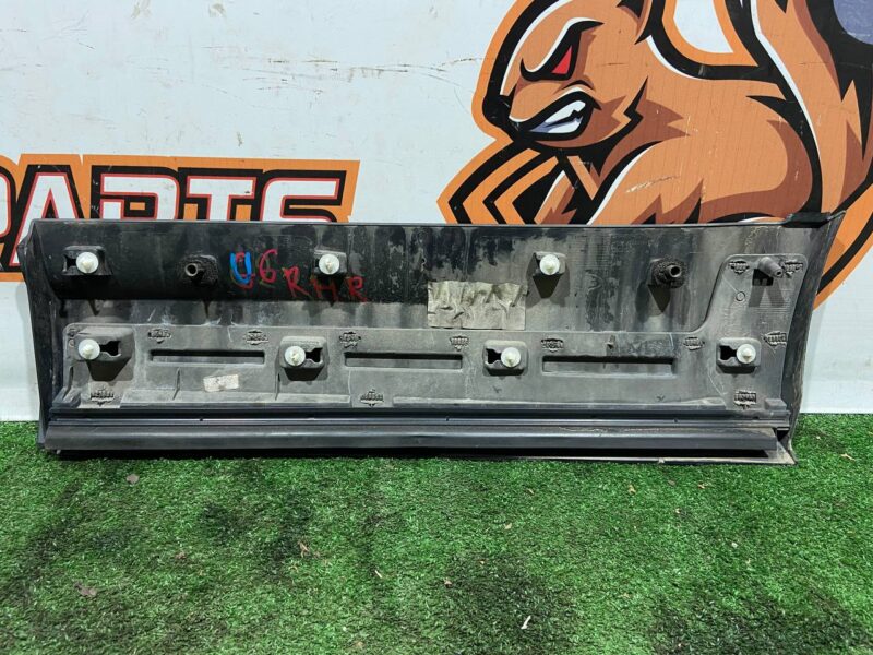LR082944 Exterior door molding rear right Land Rover Discovery 5 L462 (2017-) used cost 40 € in stock 1 pcs.