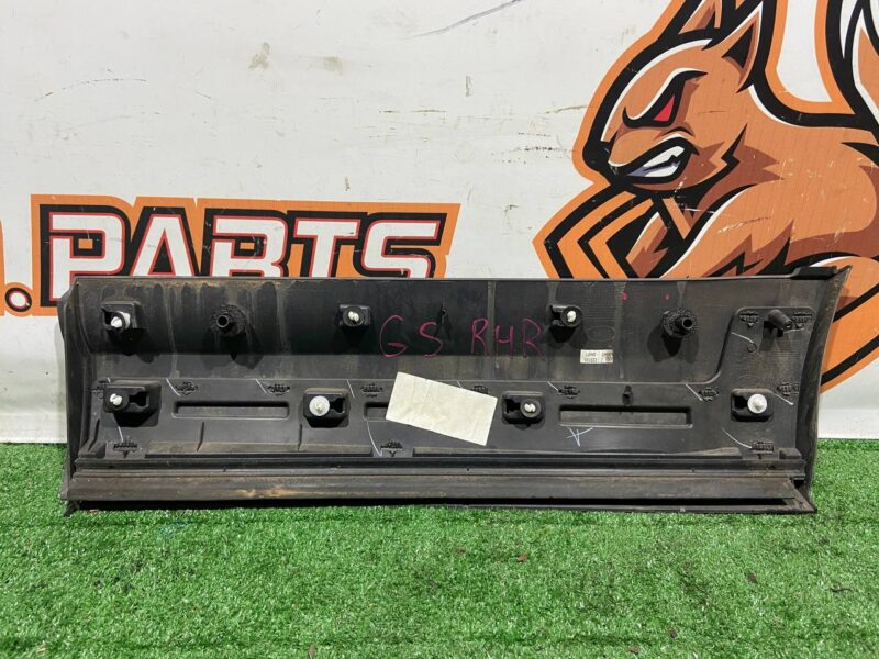 LR082944 Exterior door molding rear right Land Rover Discovery 5 L462 (2017-) used cost 40 € in stock 1 pcs.
