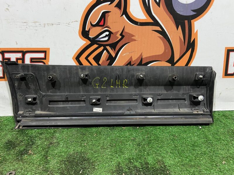 LR082945 Rear Left Door Exterior Molding Used Land Rover Discovery 5 L462 (2017-) cost 50 € in stock 4 pcs.