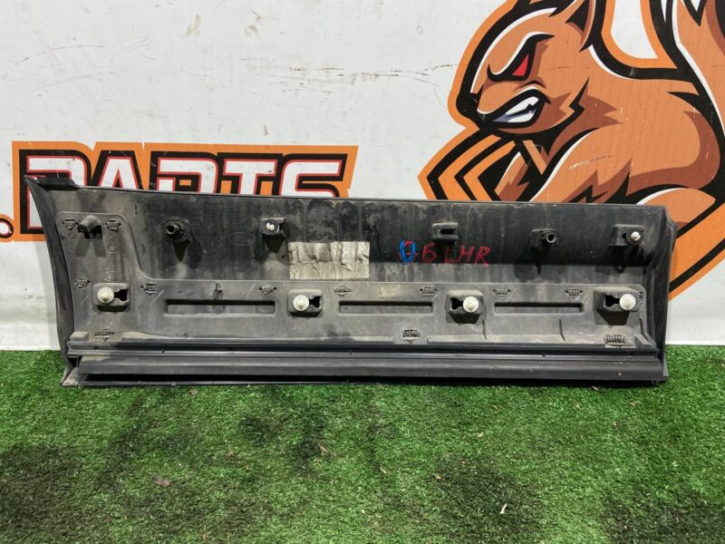 LR082945 Rear Left Door Exterior Molding Used Land Rover Discovery 5 L462 (2017-) cost 50 € in stock 4 pcs.