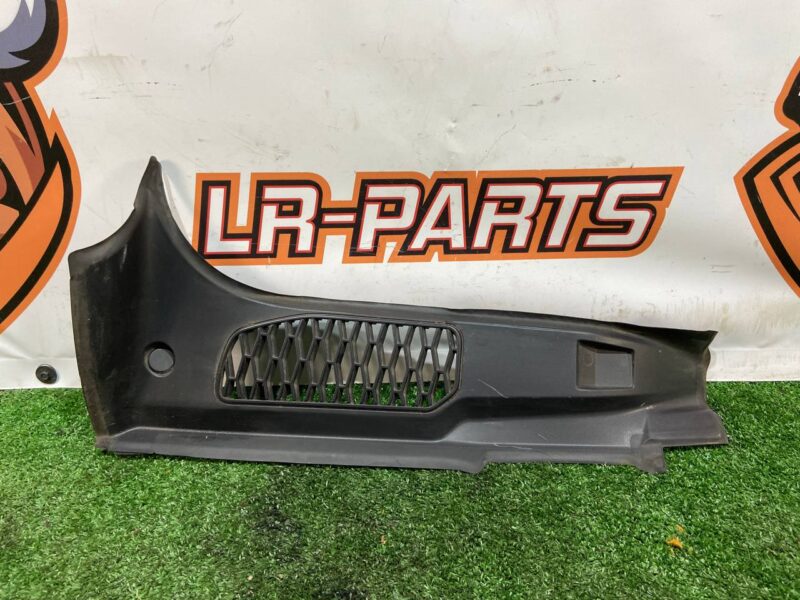 LR082948 Tailgate trim panel right Land Rover Discovery 5 L462 (2017-) used cost 22 € in stock 4 pcs.