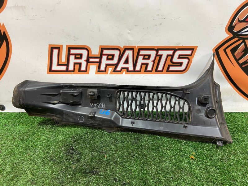 LR082948 Tailgate trim panel right Land Rover Discovery 5 L462 (2017-) used cost 22 € in stock 4 pcs.