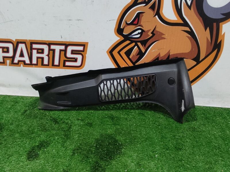 LR082948 Tailgate trim panel right Land Rover Discovery 5 L462 (2017-) used cost 22 € in stock 4 pcs.