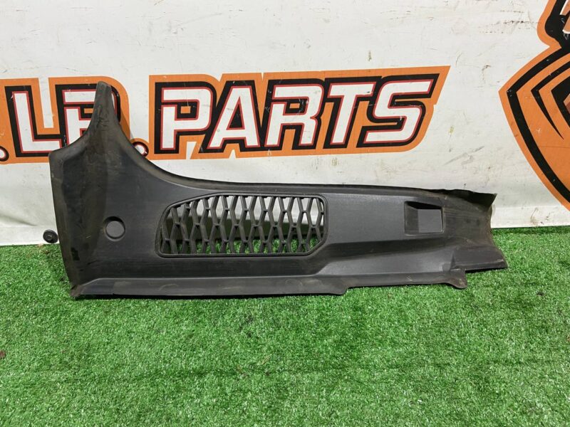 LR082948 Tailgate trim panel right Land Rover Discovery 5 L462 (2017-) used cost 22 € in stock 4 pcs.